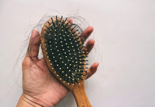 Read more about the article En pratik saç fırçası temizleme yöntemi