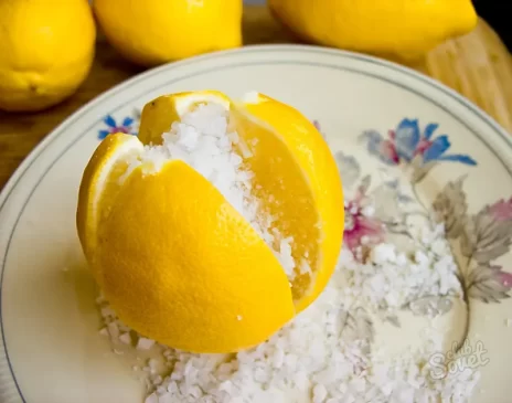 Read more about the article Tuzlu limonun şaşırtan faydası yatarken baş ucunuza koyarsanız